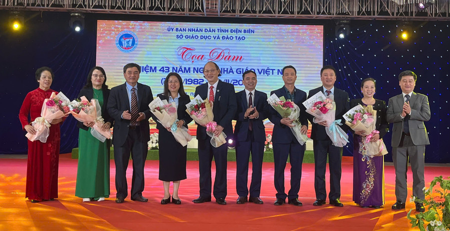 ڈیلیگیٹس نے ڈی بیئن صوبے کے محکمہ تعلیم و تربیت کے بورڈ آف ڈائریکٹرز کو مبارکباد دینے کے لیے پھول پیش کیے۔ nha-giao-viet-nam-9.jpg