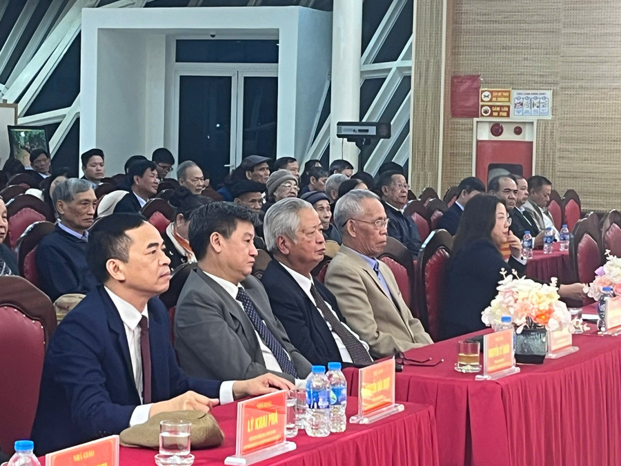 ڈیلیگیٹس جو کہ سابقہ صوبائی رہنما اور ڈین بیئن صوبے کے محکمہ تعلیم و تربیت کے رہنما تھے، نے برسی میں شرکت کی۔ nha-giao-viet-nam-1.jpg