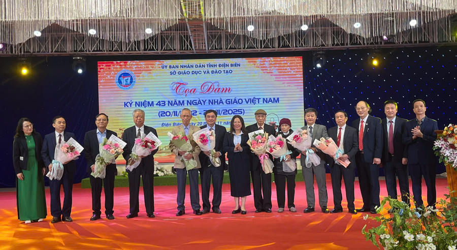 Dien Bien صوبے کے محکمہ تعلیم و تربیت کے بورڈ آف ڈائریکٹرز نے ان مندوبین کو مبارکباد پیش کرنے کے لیے پھول پیش کیے جو مدتوں کے ذریعے محکمہ تعلیم و تربیت کے سابق سربراہ تھے۔ nha-giao-viet-nam-7.jpg