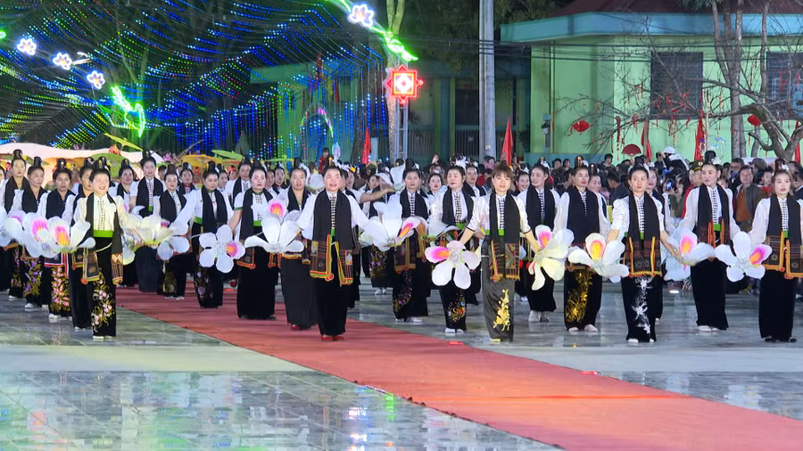 Màn diễu hành sôi động trong đêm khai hội.