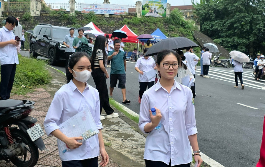 Thí sinh nhẹ nhõm rời trường thi. lao-cai.jpg
