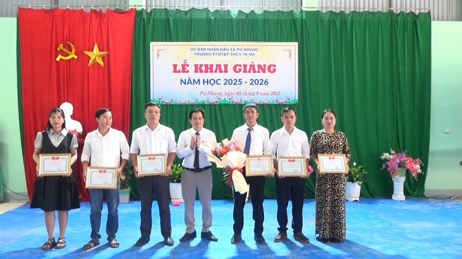 Ông Nguyễn Văn Bách - Chủ tịch UBND xã Pú Nhung (đứng giữa) tặng hoa chúc mừng và trao giấy khen cho các tập thể, cá nhân có thành tích xuất sắc trong công tác giáo dục nhân Lễ Khai giảng năm học 2025-2026 tại Trường PTDTBT THCS Ta Ma, xã Pú Nhung. xmc-pu-nhung-2.jpg