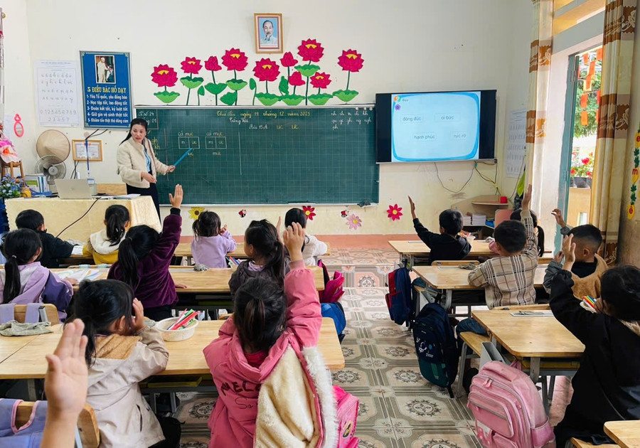 Giờ học sôi nổi của học sinh con em đồng bào dân tộc thiểu số trên địa bàn xã Bản Lầu.