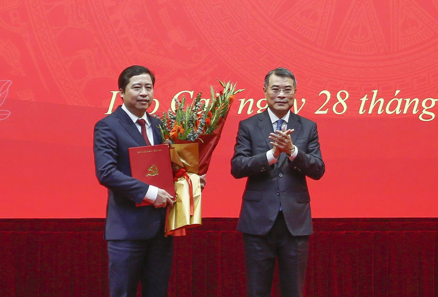 Trưởng Ban Tổ chức Trung ương Lê Minh Hưng trao quyết định cho ông Dương Quốc Huy (bên trái).