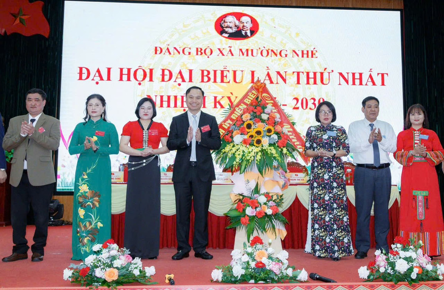 Lãnh đạo Ban Tuyên giáo và Dân vận Tỉnh ủy Điện Biên tặng hoa chúc mừng Đại hội Đảng bộ xã Mường Nhé lần thứ nhất. muong-nhe-1.jpg