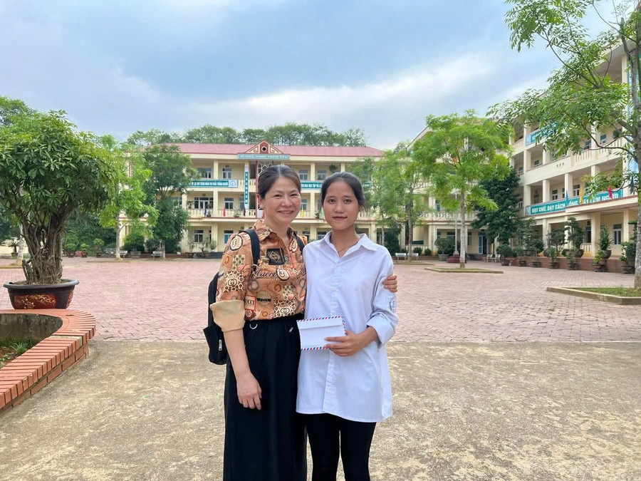 Vù Mờ Be (bên phải) trước khi rời Lào Cai về Hà Nội.