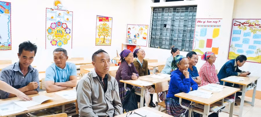 Một buổi học tiếng nói và chữ viết "xóa mù" của các học viên dân tộc Mông tại xã Si Ma Cai.