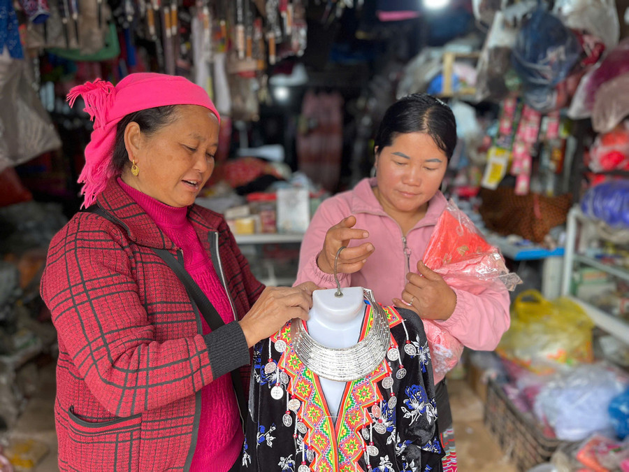 Phụ nữ Mường Toong khẳng định vị thế thông qua hoạt động phát triển kinh tế gia đình.