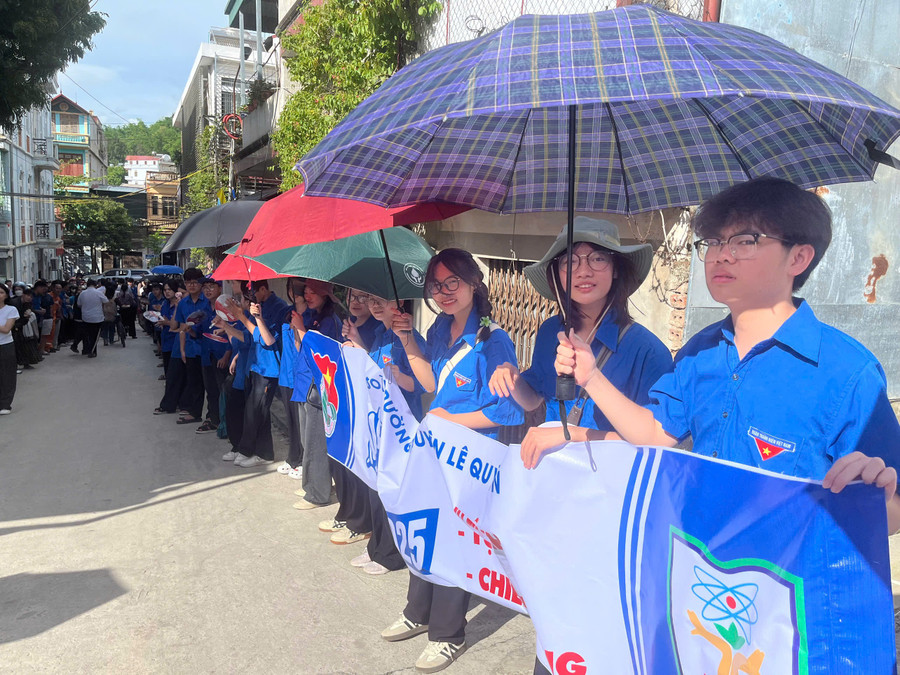 Các tình nguyện viên "đội nắng" tiếp sức mùa thi. vu-mon-2.jpg