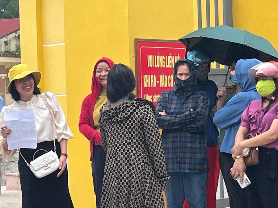 Giáo viên các trường có mặt ở cổng mỗi trường thi để điểm danh vì sợ trò đến muộn. vu-mon-1.jpg