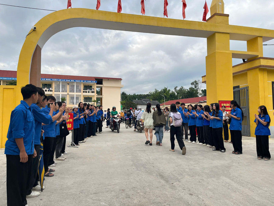 Hàng chục đoàn viên thanh niên có mặt từ rất sớm để "tiếp sức" cho các "sĩ tử". vu-mon-5.jpg