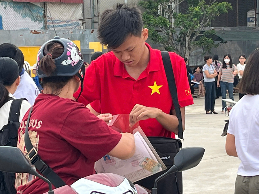 Hàng trăm phụ huynh có mặt ở sân trường, sẵn sàng hỗ trợ con em mình. vu-mon-4.jpg