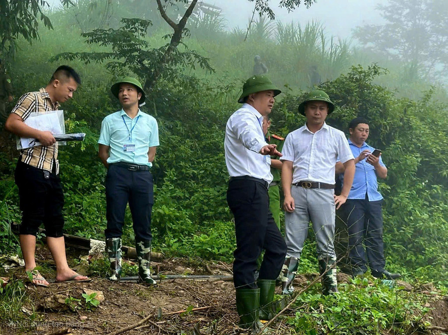 Lãnh đạo xã Sính Phình kiểm tra, chỉ đạo phòng chống thiên tai.