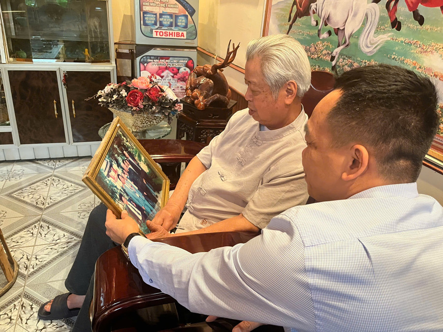 Bức ảnh "để đời" của ông Hà Quý Minh khi được Tổng Bí thư Đỗ Mười dắt tay trong lần tham quan Văn Miếu mà ông luôn lưu giữ ở vị trí trang trọng. ha-quy-minh.jpg