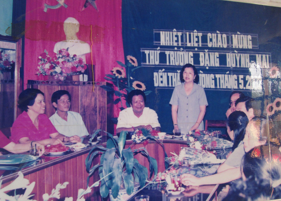 Ông Hà Quý Minh (áo trắng ngồi từ thứ 3 bên trái) trong buổi tiếp đón và làm việc với Thứ trưởng Bộ GD&ĐT Đặng Huỳnh Mai vào tháng 5/2002. ha-quy-minh-9.jpg