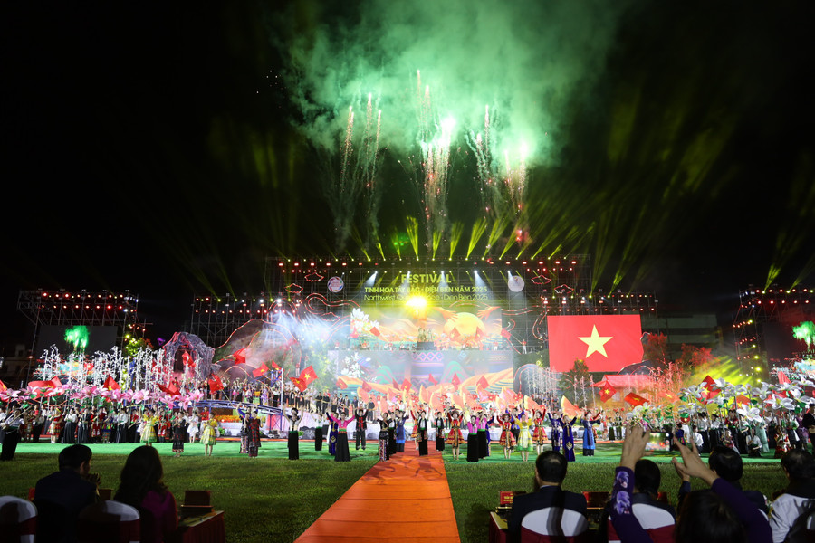 Toàn cảnh chương trình khai mạc Festival Tinh hoa Tây Bắc - Điện Biên năm 2025.