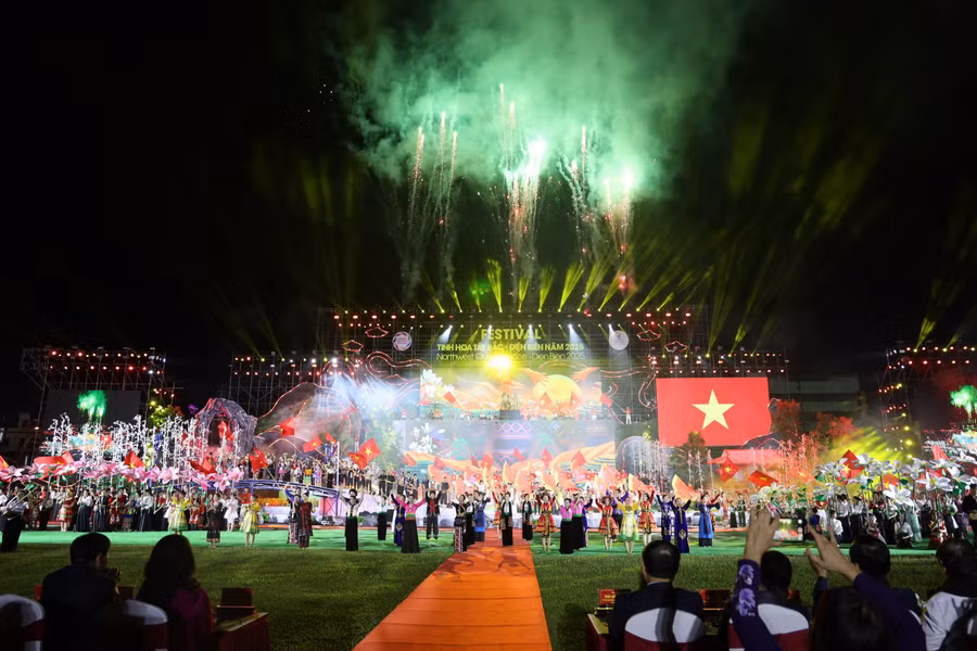 Toàn cảnh chương trình khai mạc Festival Tinh hoa Tây Bắc - Điện Biên năm 2025.
