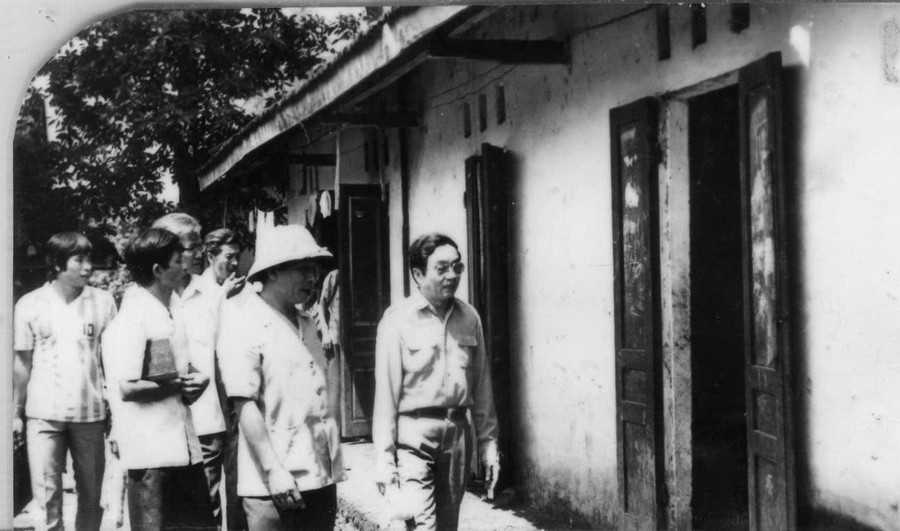 Bộ trưởng Bộ Giáo dục và Đào tạo Phạm Minh Hạc đến thăm nơi ở của cán bộ, giáo viên trường PTTH thị xã Lai Châu năm 1988. 