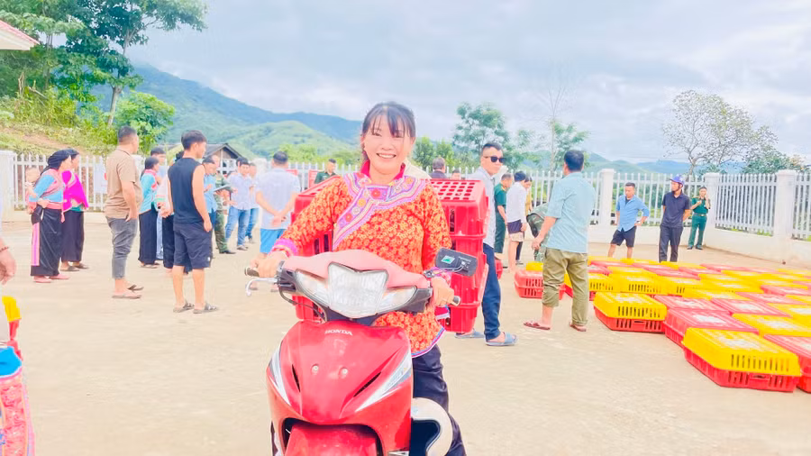 Nông dân phấn khởi nhận gà giống "khởi nghiệp".