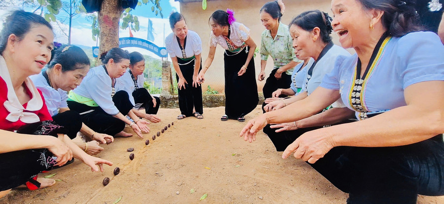 Xuyên suốt định hướng giảm nghèo đa chiều của Si Pa Phìn là quan điểm nhất quán: Con người vừa là mục tiêu, vừa là động lực của sự phát triển.