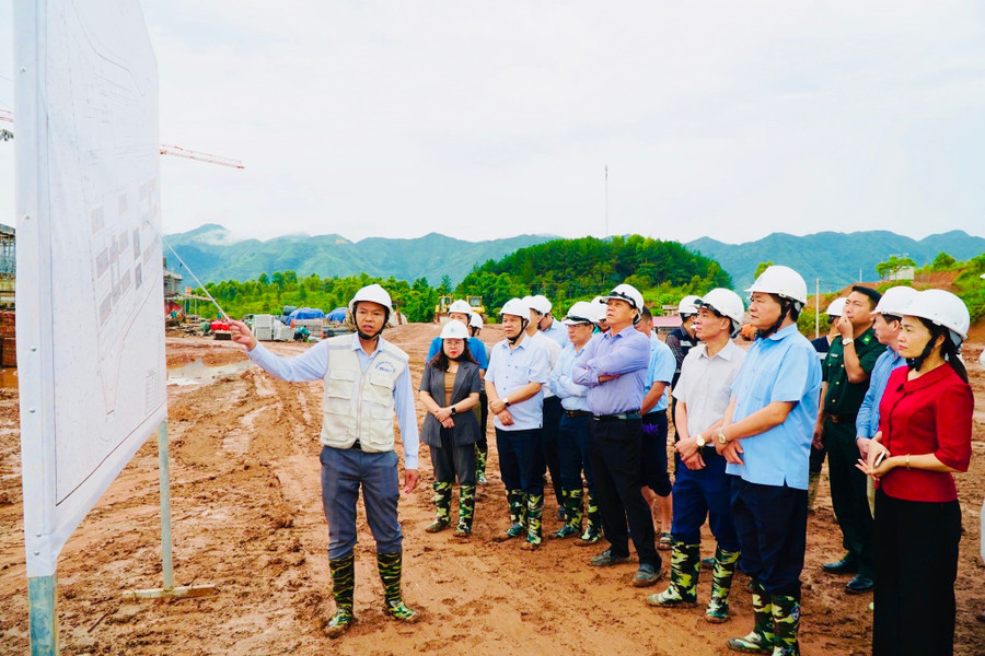 Đoàn công tác UBND tỉnh Điện Biên nghe báo cáo tiến độ triển khai thực hiện dự án Trường Liên cấp Tiểu học, Trung học cơ sở xã Si Pa Phìn.