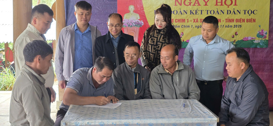 Đại diện trưởng các dòng họ tại Bản Nậm Chim I ký cam kết thực hiện các phong trào thi đua năm 2026.