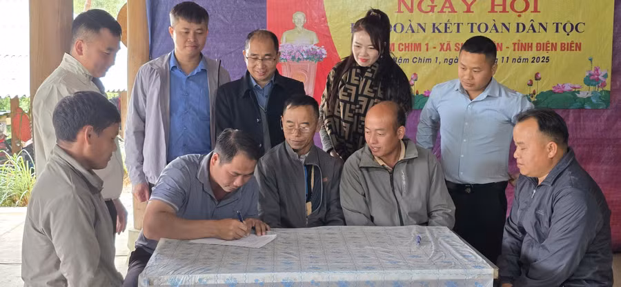 Đại diện trưởng các dòng họ tại Bản Nậm Chim I ký cam kết thực hiện các phong trào thi đua năm 2026.