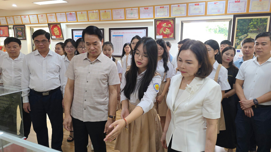 Ông Luyện Hữu Chung – Phó Giám đốc phụ trách Sở GD&ĐT tỉnh Lào Cai (thứ 3 tính từ bên trái) cùng đoàn công tác tham quan một số cơ sở giáo dục trên địa bàn. gdlc-tnhcm-3.jpg