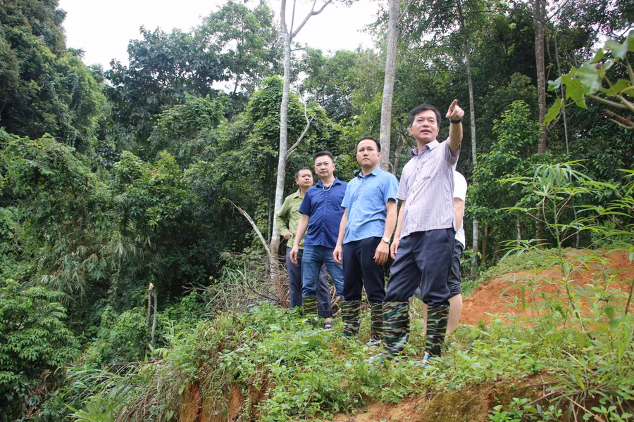 Ông Tạ Mạnh Cường, Bí thư Đảng ủy xã (ngoài cùng bên phải) cùng đoàn công tác xã Búng Lao đi kiểm tra thực địa.