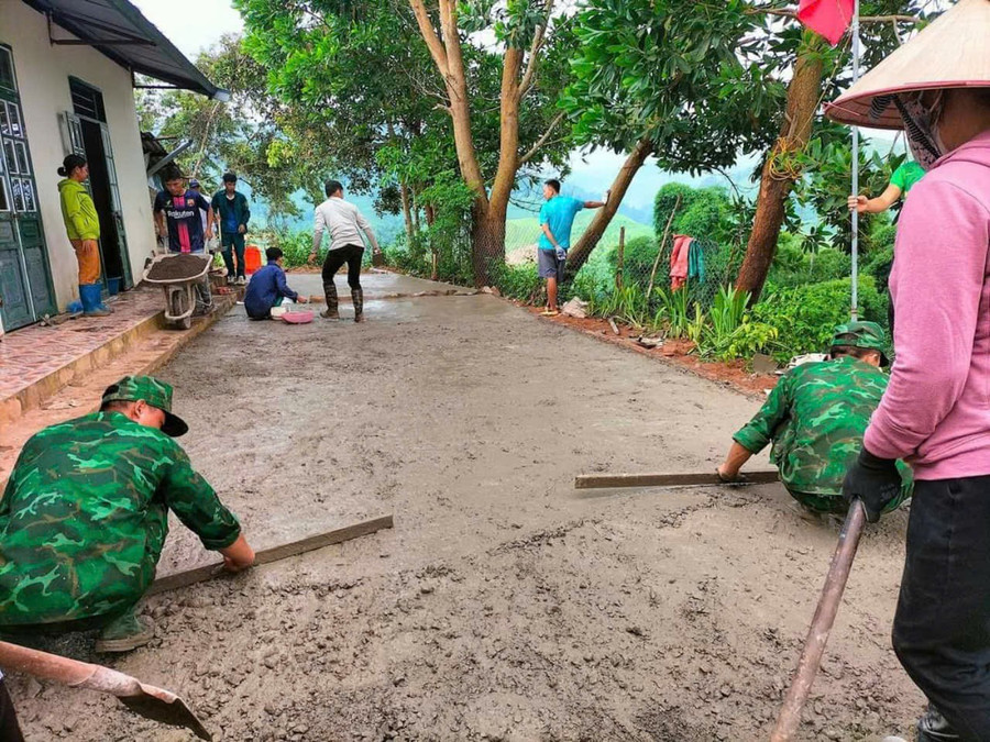 Báo GD&TĐ cùng nhóm thiện nguyện Hoa Hoàng hỗ trợ hàng trăm triệu đồng hỗ trợ Trường PTDTBT TH Nậm Kè số 1 bê tông hóa nhiều sân chơi ở các điểm trường lẻ. nam-ke-1.jpg