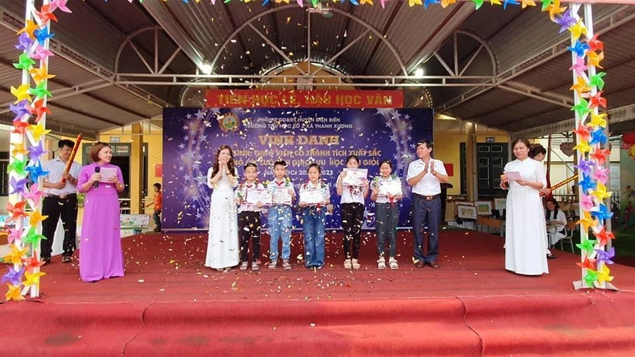 Vinh danh những học sinh xuất sắc.