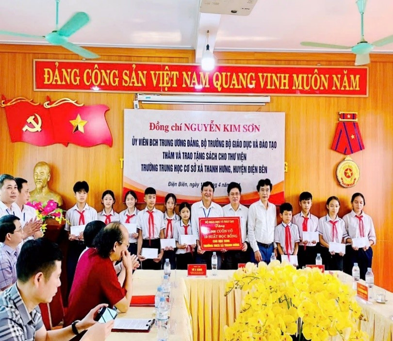 Học sinh nhà trường nhận quà của nhà trường và các mạnh thường quân. thcs-thanh-hung-1.jpg