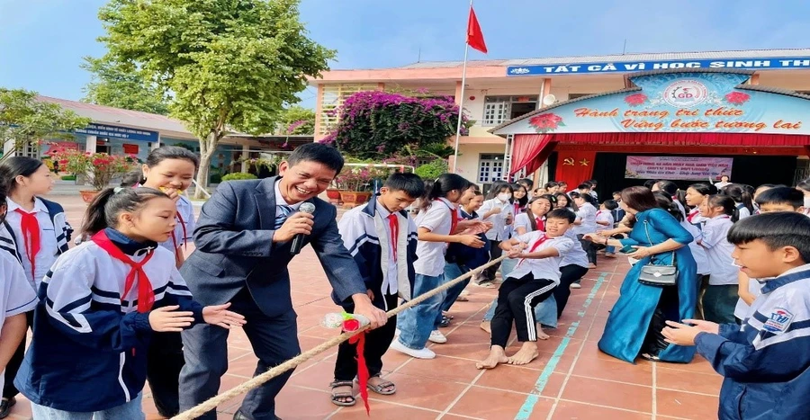 Nụ cười hạnh phúc của thầy và trò.