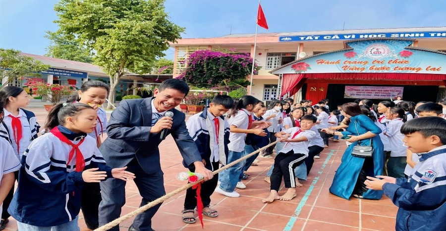 Nụ cười hạnh phúc của thầy và trò.