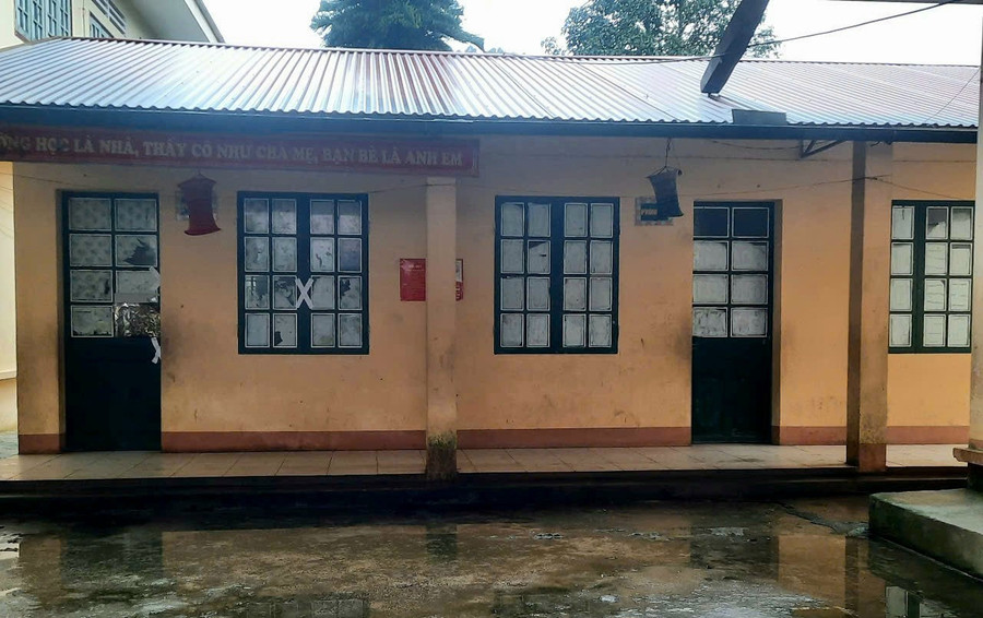 Cơ sở vật chất đã xuống cấp sau hơn 20 năm sử dụng. ta-ngai-cho-3.jpg