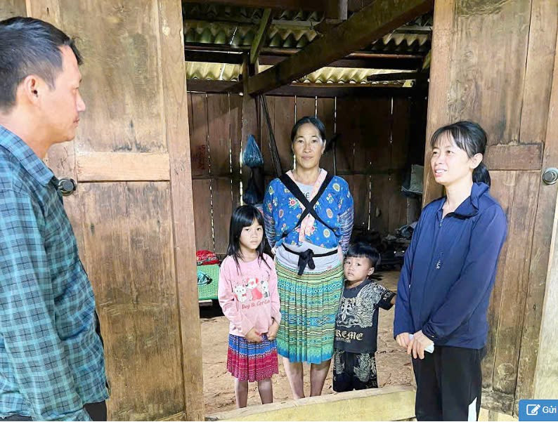 Cán bộ địa phương đến tuyên truyền về tác hại của nạn tảo hôn và hôn nhân cận huyết ở cơ sở.