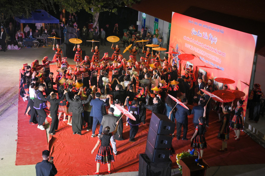 Chương trình khép lại bằng vòng xòe như lời khẳng định về mối quan hệ đoàn kết, hữu nghị bền chặt, mở ra một mùa Tết Hà Nhì trọn vẹn ý nghĩa, đậm đà bản sắc nơi biên cương cực Tây. tet-ha-nhi.jpg