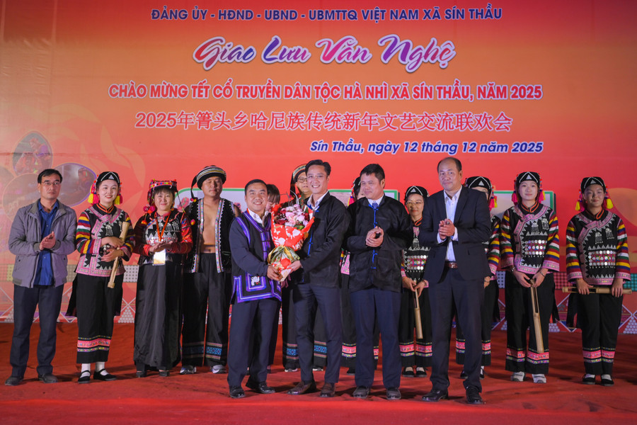 Lãnh đạo xã Sín Thầu tặng hoa chúc mừng đoàn đại biểu, diễn viên trấn Khúc Thuỷ. tet-ha-nhi-1.jpg