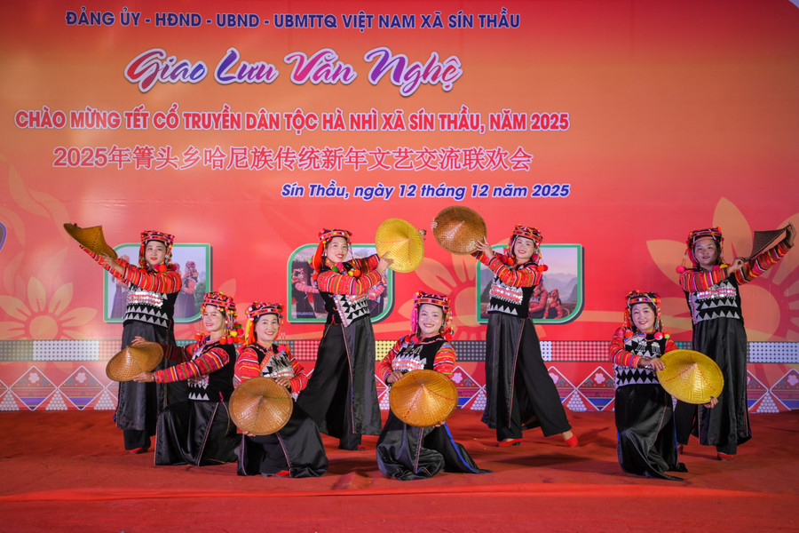 Tiết mục biểu diễn của đội văn nghệ bản Tả Kố Khừ, xã Sín Thầu. tet-ha-nhi-2.jpg