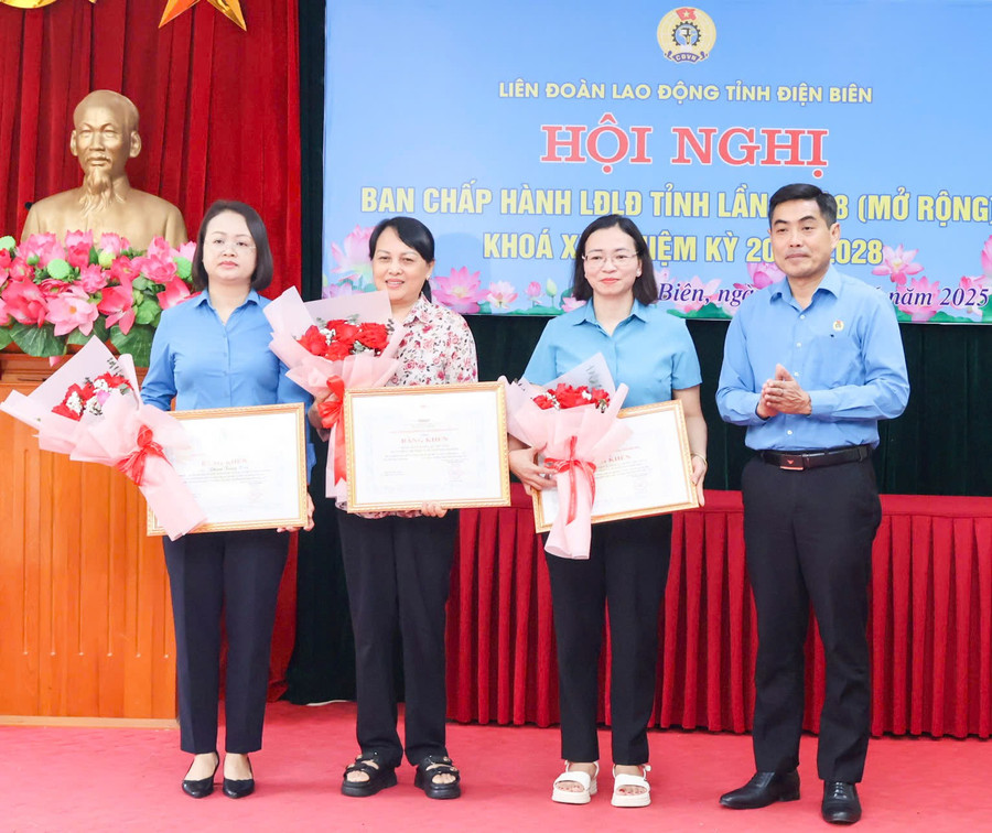 Ông Tẩn Minh Long (ngoài cùng bên phải) trao Bằng khen cho các tập thể, cá nhân.