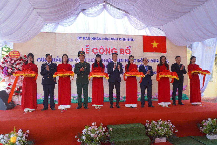 Các đại biểu thực hiện nghi thức cắt băng.