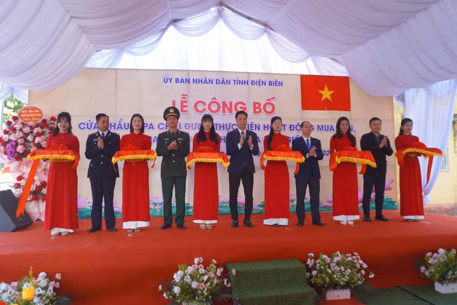 Các đại biểu thực hiện nghi thức cắt băng.