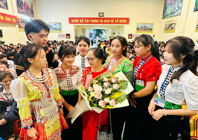 Cô Vũ Thị Kim Tuyến luôn dành tình cảm đặc biệt cho lớp lớp thế hệ học trò của mình. Đáp lại tình cảm đó, lớp lớp học sinh Trường Phổ thông Dân tộc Nội trú tỉnh Điện Biên cũng luôn tôn trọng, yêu quý cô. (Ảnh: Trường PTDTNT THPT tỉnh Điện Biên) vu-thi-kim-tuyen-2.png