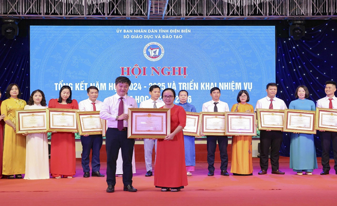 Trong suốt hành trình dạy chữ, cô Vũ Thị Kim Tuyến nhiều lần được Đảng, Nhà nước và các cấp, ngành khen thưởng. (Ảnh: Trường PTDTNT THPT tỉnh Điện Biên) vu-thi-kim-tuyen-1.png