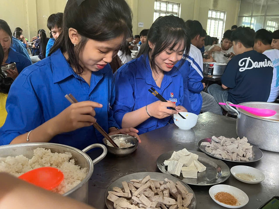 Một bữa ăn của học sinh trường PTDTNT THPT Tủa Chùa.