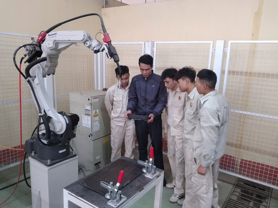 Trường Cao đẳng Lào Cai ứng dụng robot vào giảng dạy công nghệ hàn.