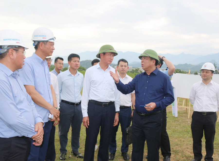 Bộ trưởng Trần Hồng Minh (áo sơ mi đen) trao đổi với ông Trần Huy Tuấn - Chủ tịch UBND tỉnh Lào Cai (áo sơ mi trắng đứng giữa) về Dự án tuyến đường sắt Lào Cai- Hà Nội - Hải Phòng. duong-sat-lc-2.jpg