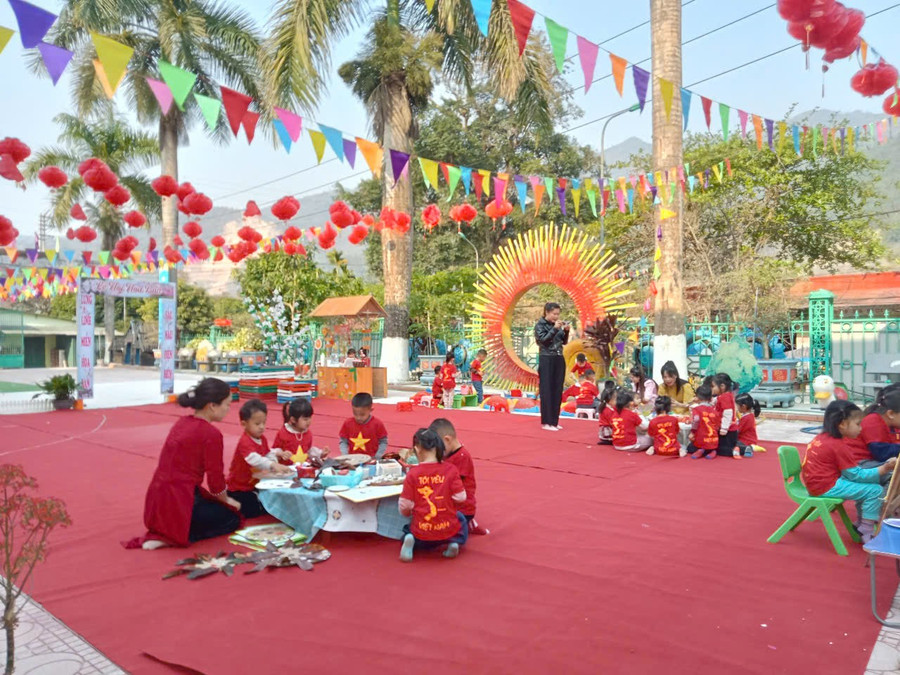 Một buổi học của cô trò nhà trường.