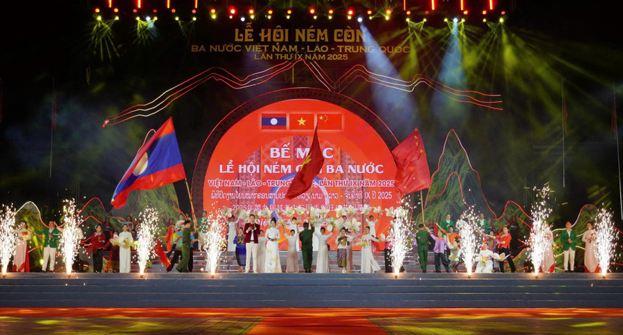 Lễ bế mạc Lễ hội Ném còn ba nước Việt Nam - Lào - Trung Quốc.