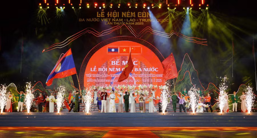 Lễ bế mạc Lễ hội Ném còn ba nước Việt Nam - Lào - Trung Quốc.